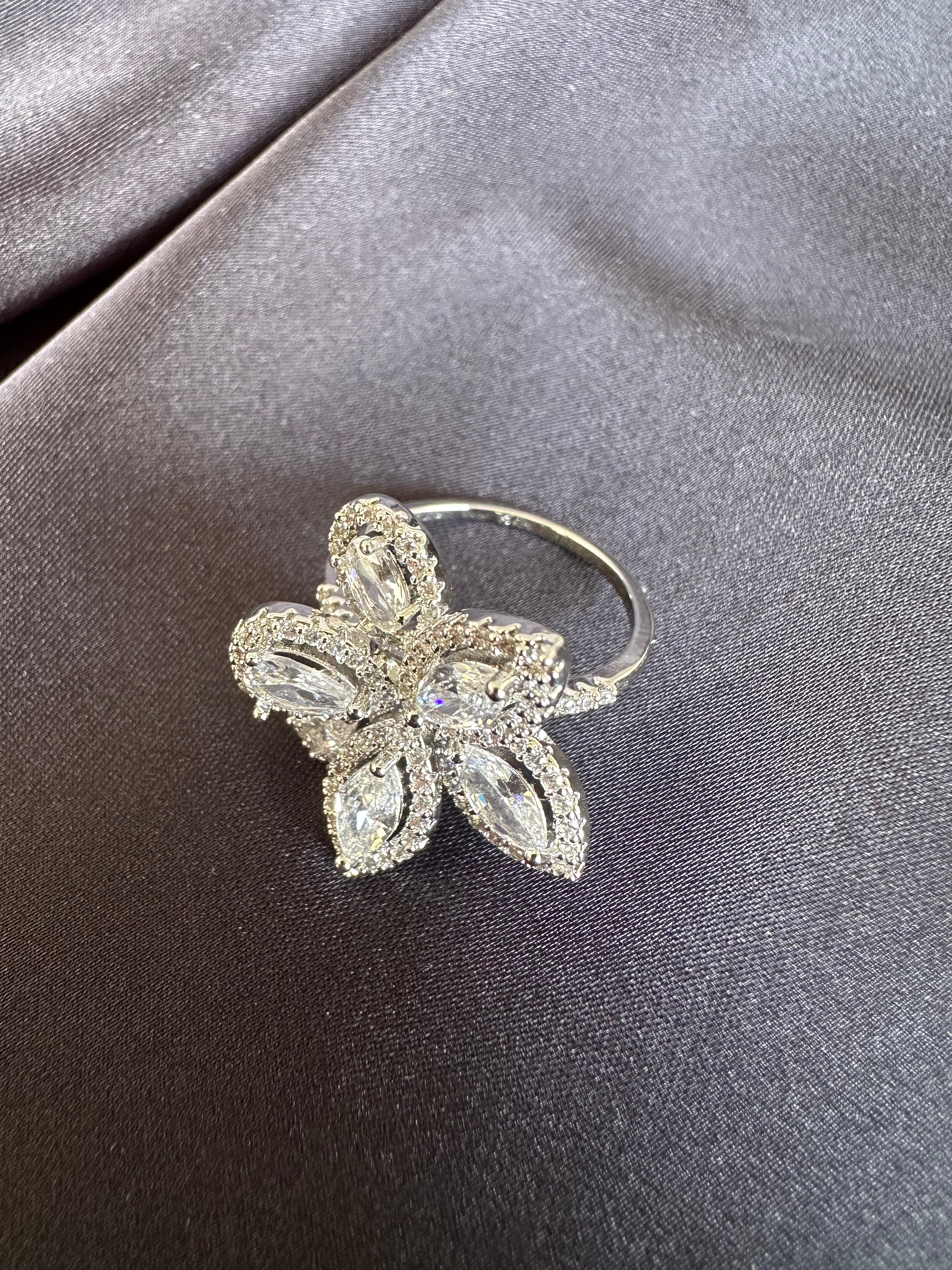 Flower shaped dinner party ring