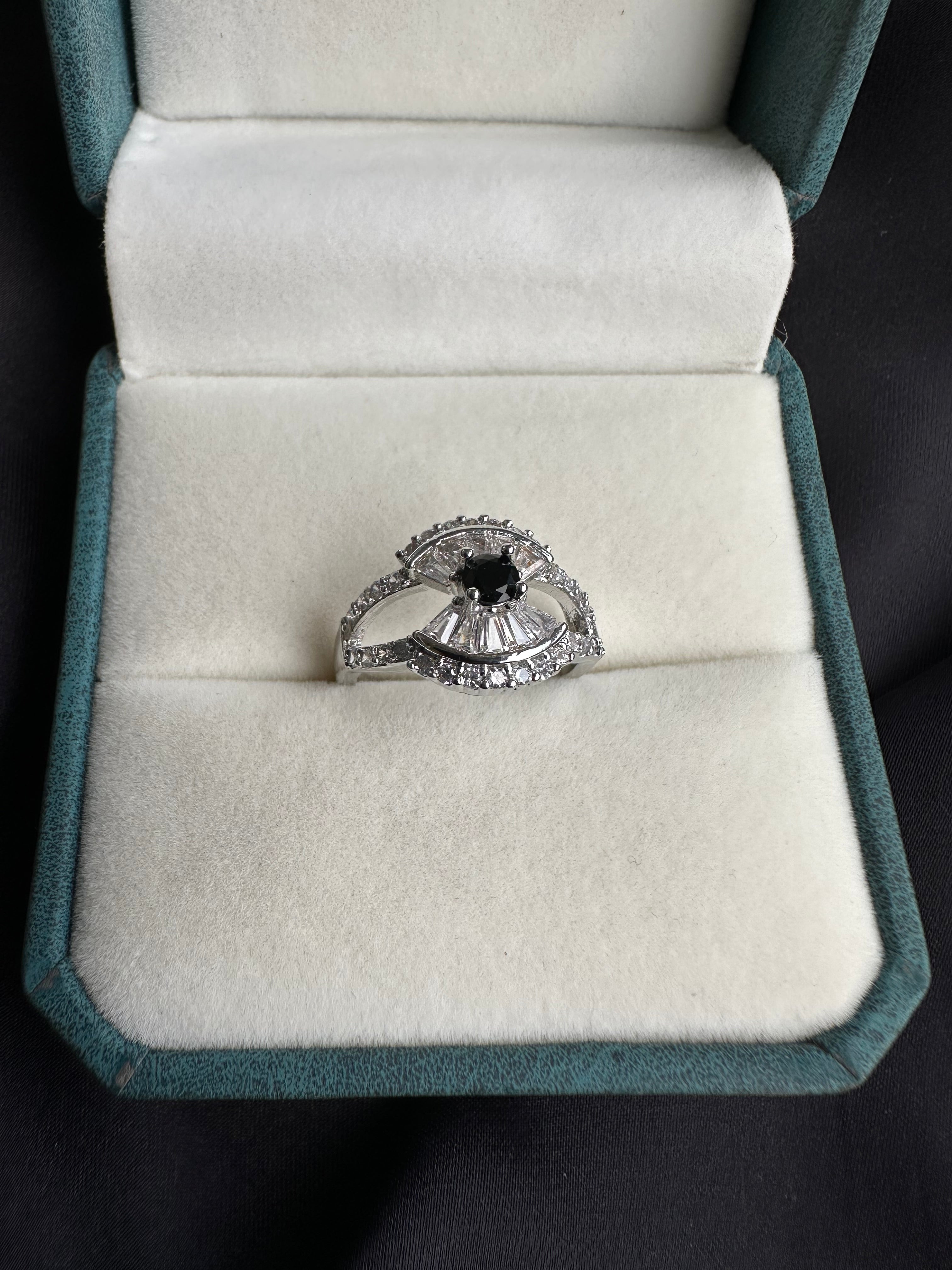 Symmetrical custom ring