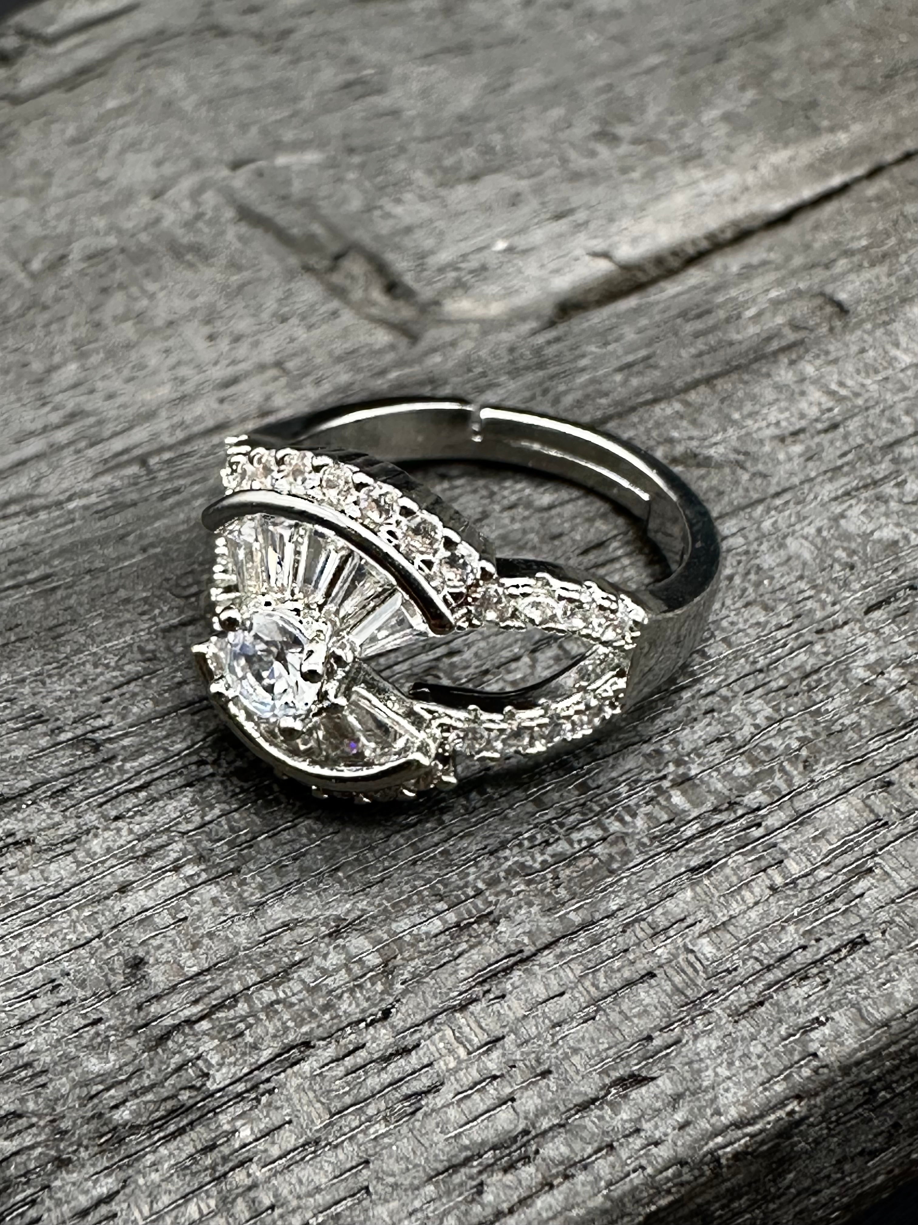 Antique style wedding silver ring