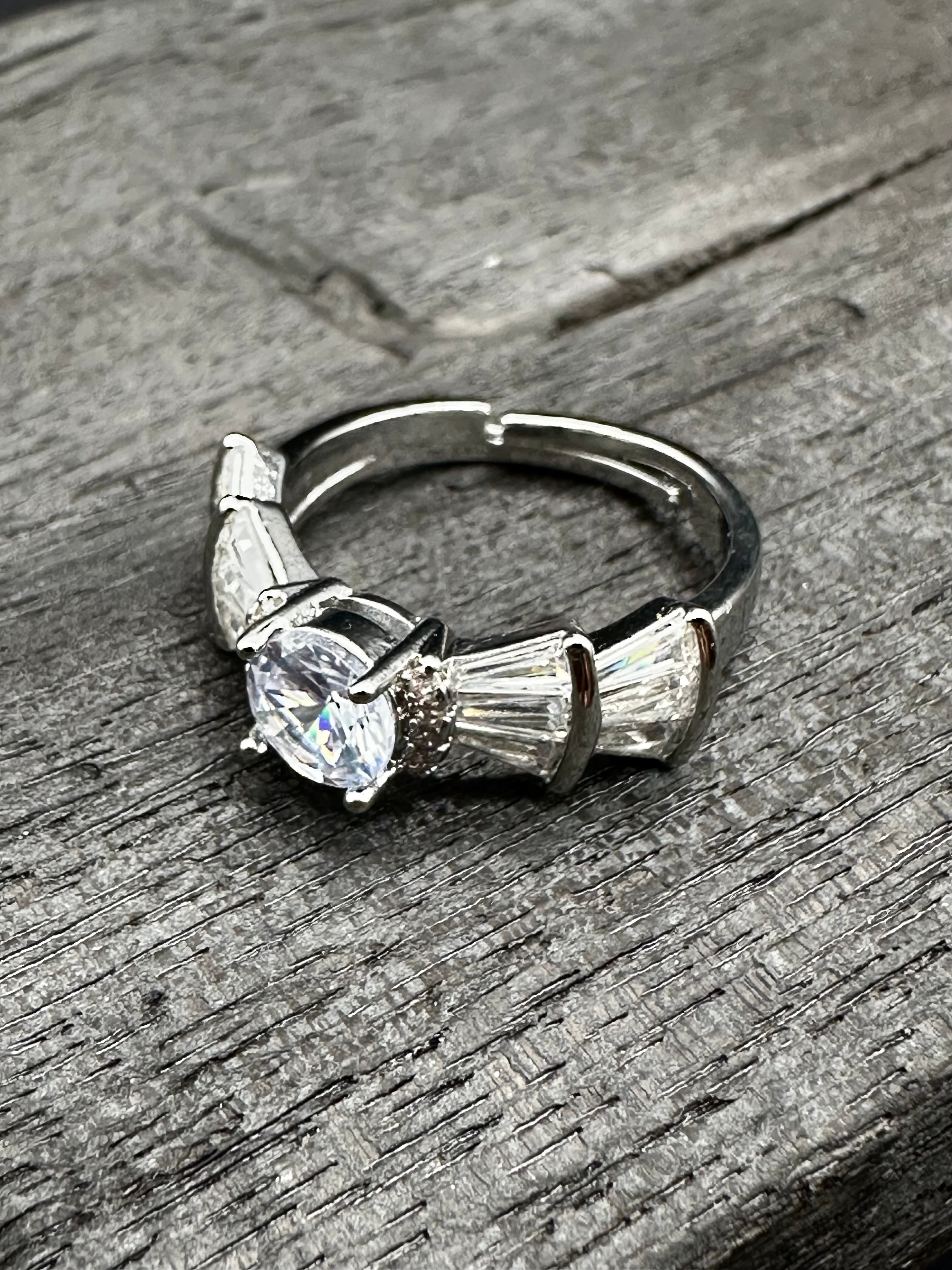 Round cut engagement silver ring